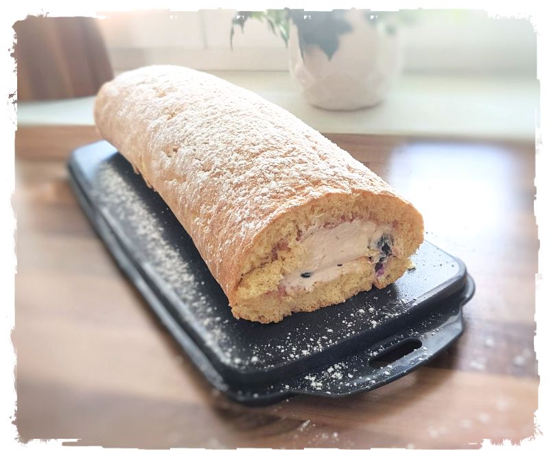 Biskuitroulade mit Topfencreme