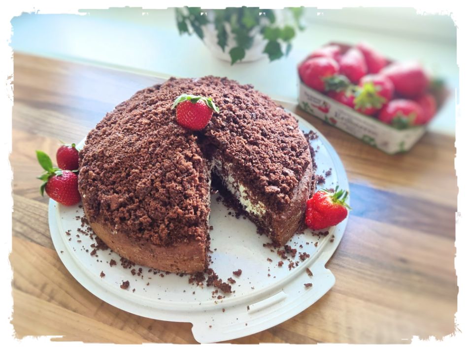 Maulwurfkuchen mit Erdbeeren